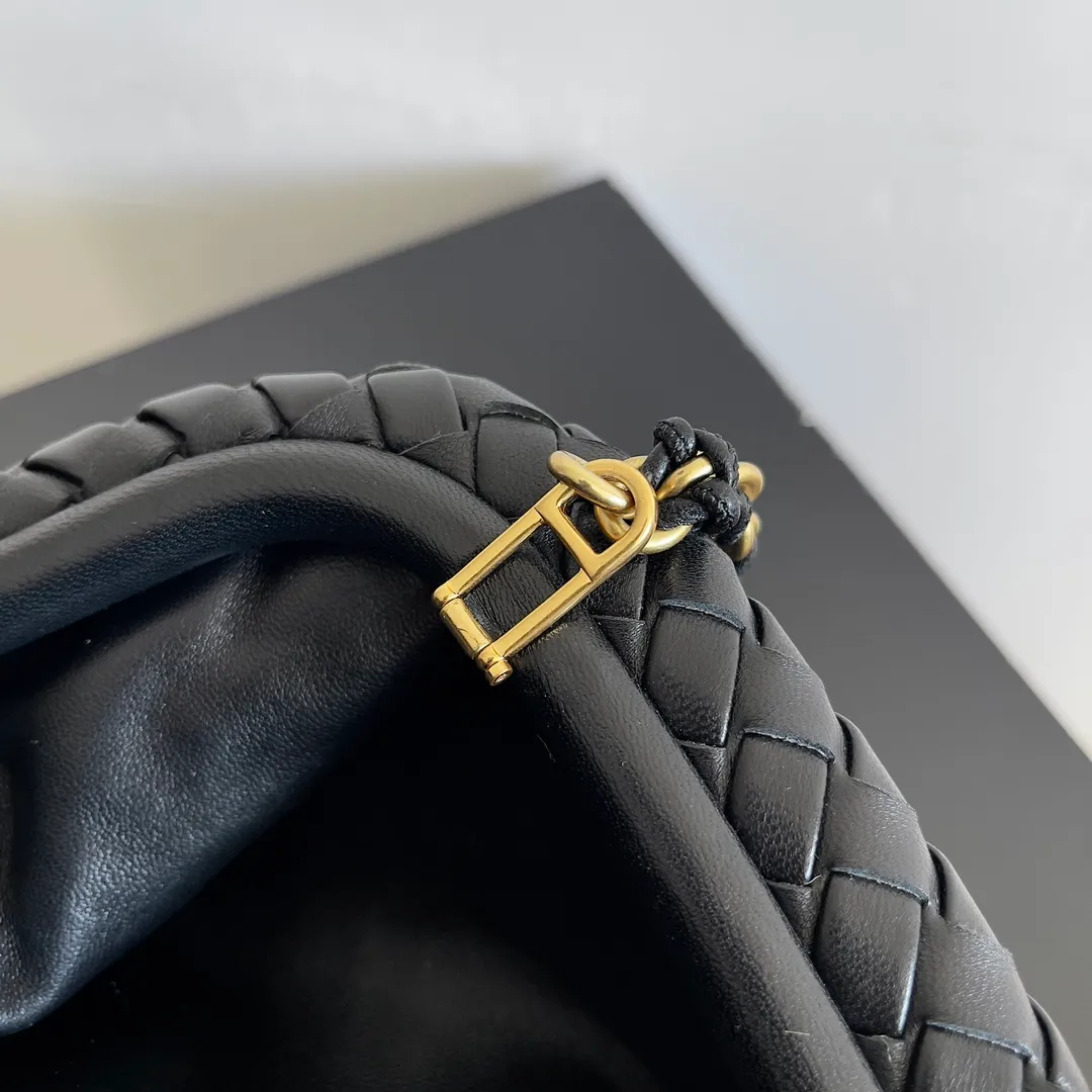 Batch 1880 BOTTEGA VENETA LAUREN 1980 small clutch bag is new! The small size that many people squat on is finally here. The self-adjustable zipper is a highlight of this bag. After being removed, it can be used as a handbag for important occasions. One bag unlocks two carrying methods at the same time. It is practical and has a unique sense of structure and beautiful lines. It is more elegant than a small cloud. It is a tribute to the classics and the pursuit of modernity. Style number: 804038 Size: 27*15*8cm